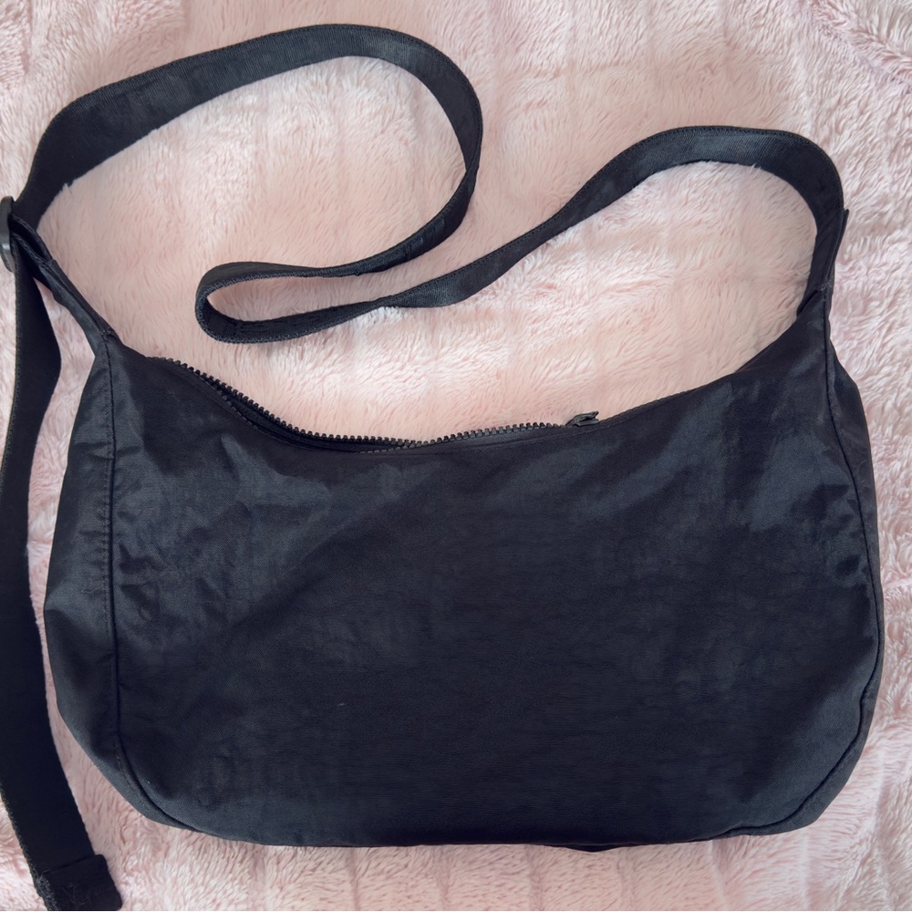 Black medium crescent baggu